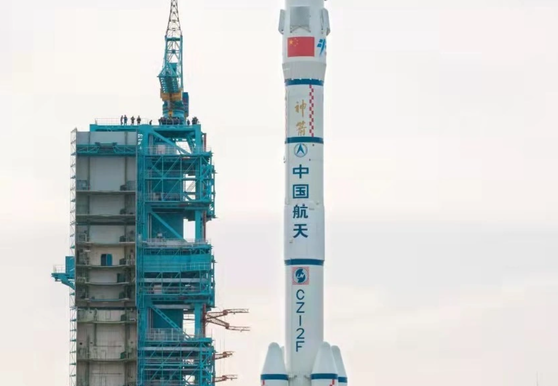 上天的三位宇航员都是谁