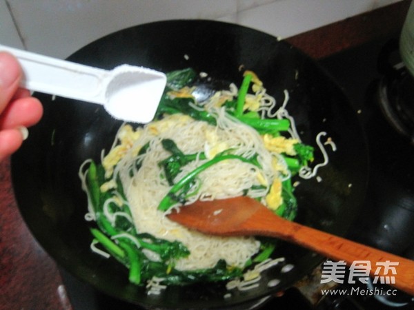 菜心蛋炒面的做法