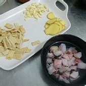 制作海皇蟹黄干捞粉丝煲