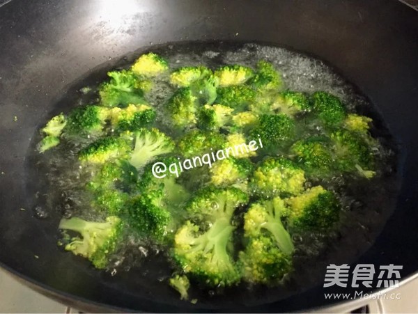 西兰花拌木耳
