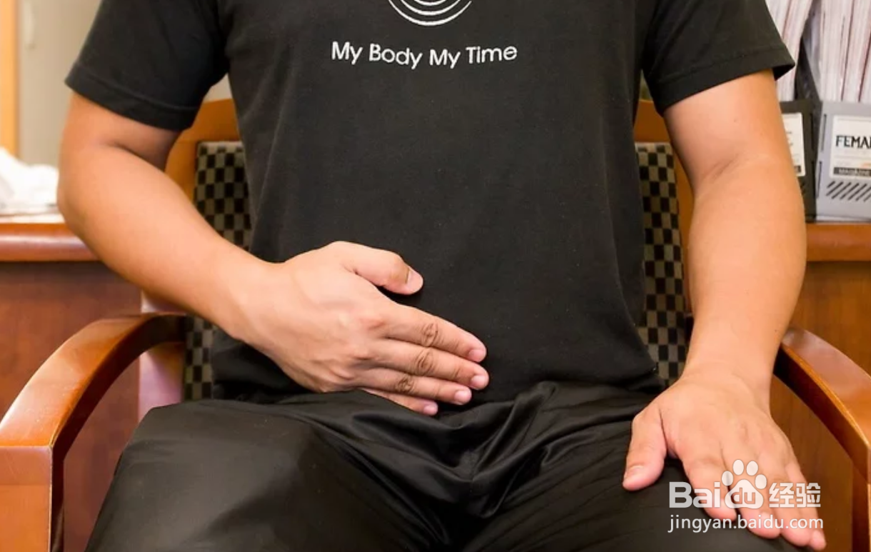 如何坐着练腹肌