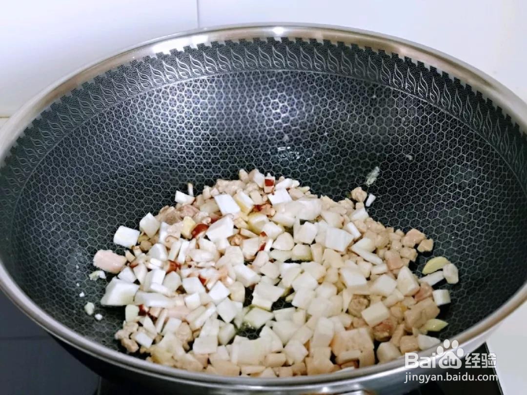 家常香菇杏鲍菇肉丁拌面