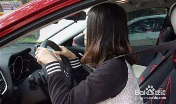 女司机开车需要注意哪些事情，避免危险发生。