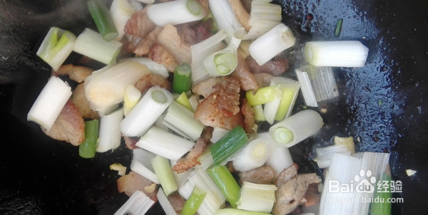 葱段儿回锅肉的作法 简单的家庭版回锅肉怎么做