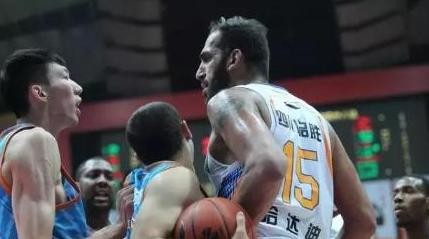 CBA外援挑衅，国内球员吃尽苦头