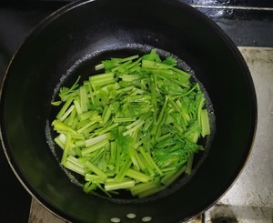 清炒西芹鸡蛋干的做法