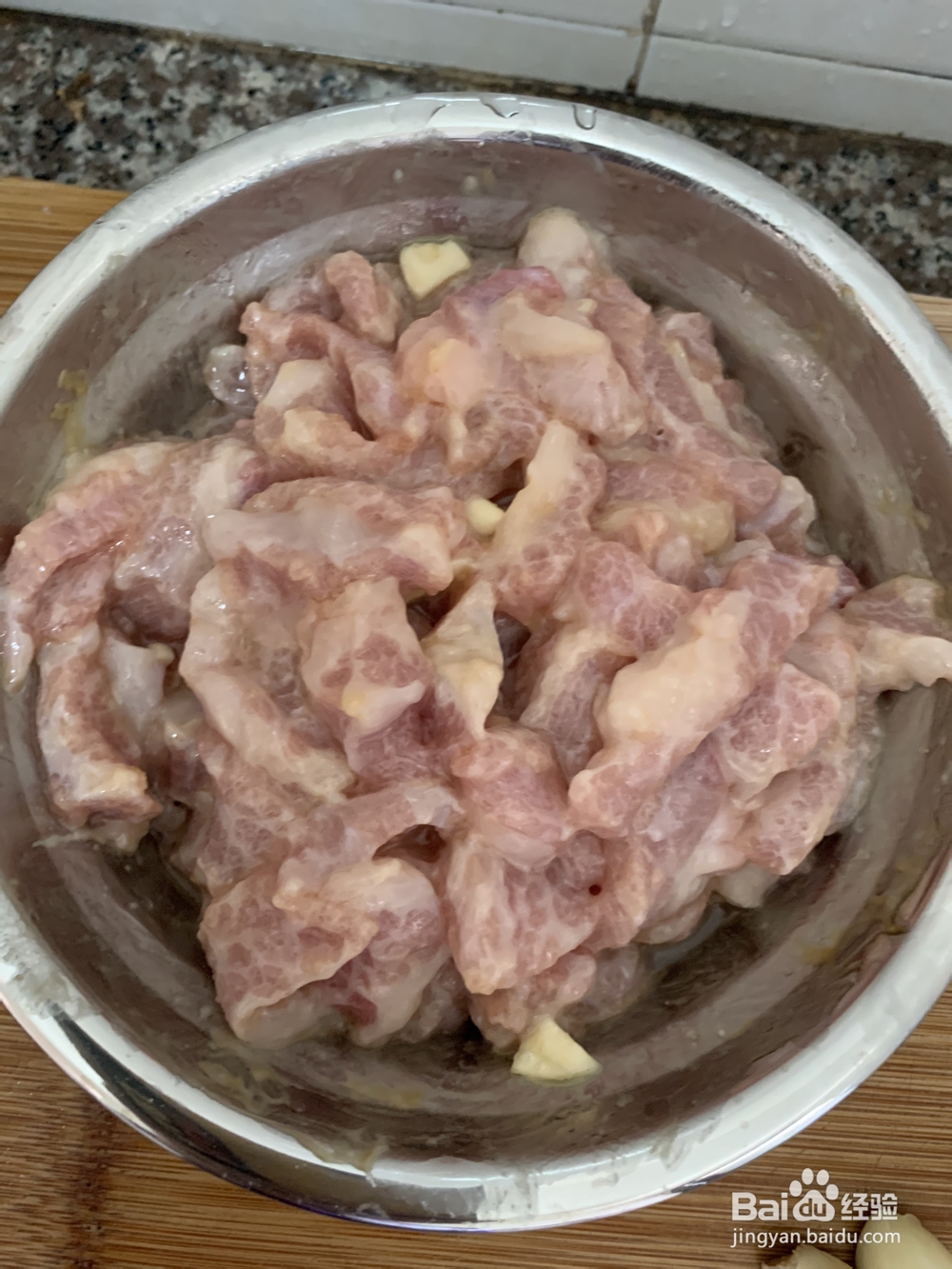 大厨教程之-草菇蚝油炒猪颈肉!