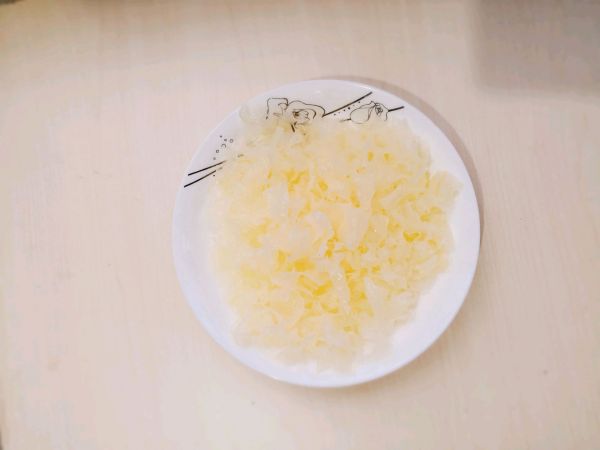 蜜桃玫瑰银耳养颜羹