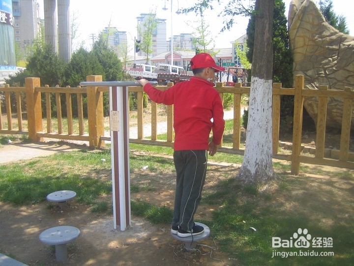 小学的学生休息是怎样玩转盘运动