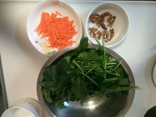 麻酱拌坚果菠菜