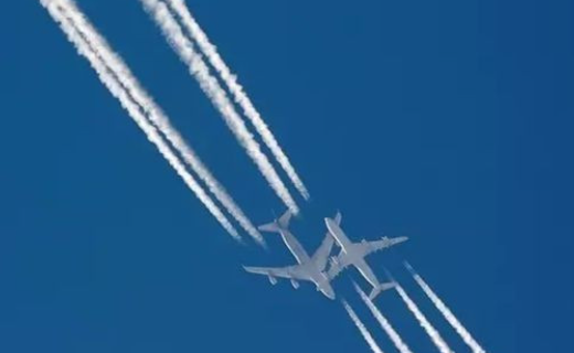 飞机划过的天空留下白色痕迹是什么