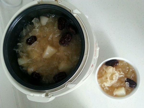 雪梨红枣炖银耳
