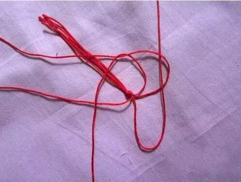 求三个转运珠手链怎样用红绳编