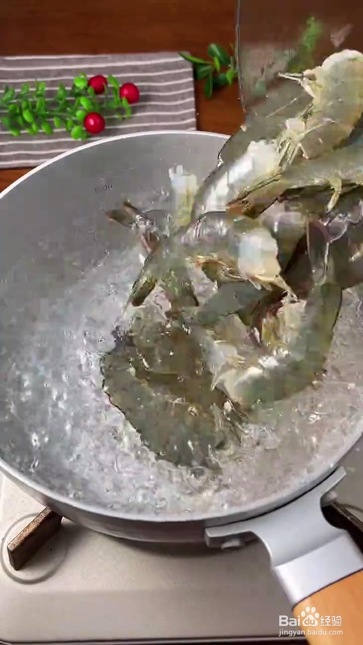 如何做夏天必备的爽口酸辣虾?