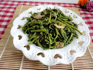 蕨菜炒肉详细做法