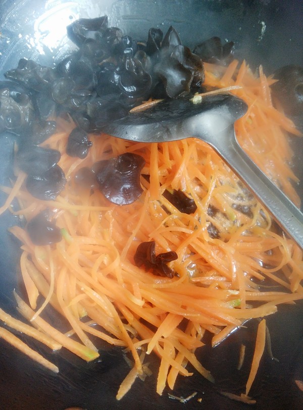 胡萝卜木耳炒蛋