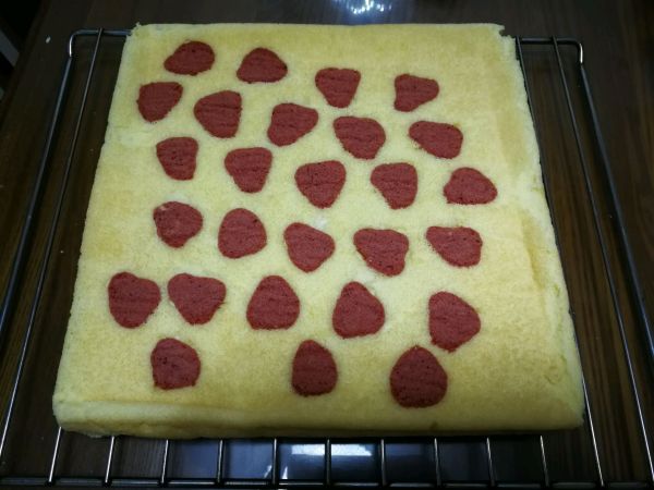 彩绘草莓蛋糕卷