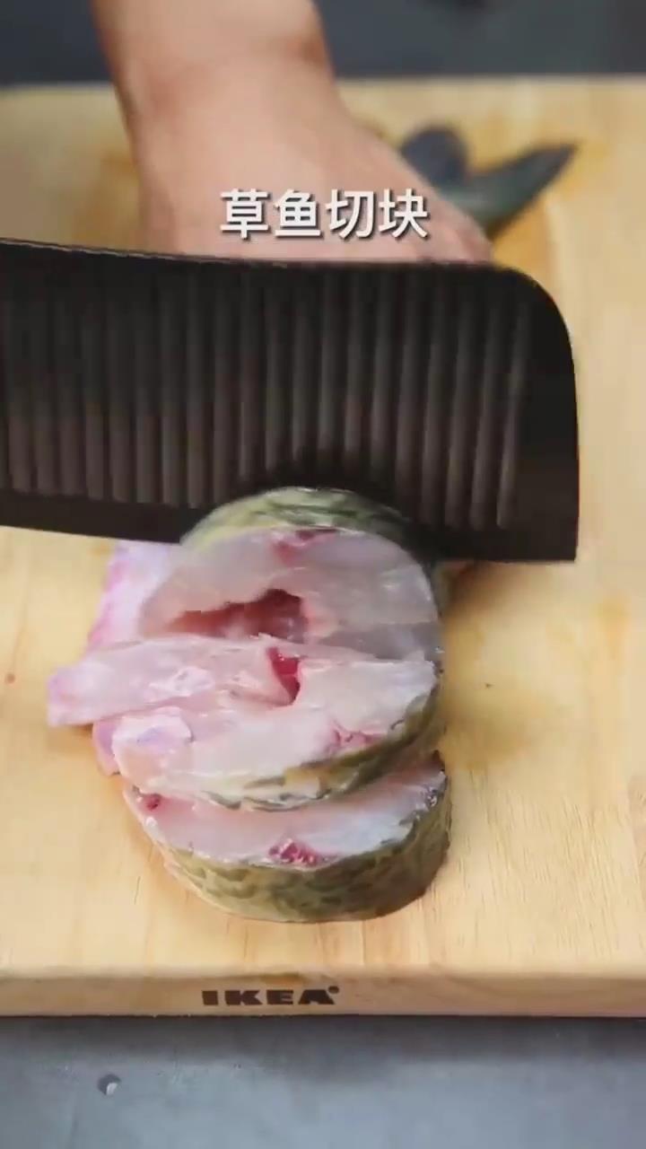 怎样做葱香草鱼？