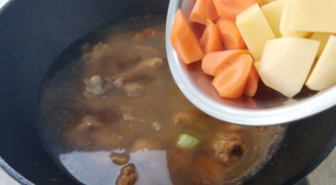 自己制作鸡腿炖土豆