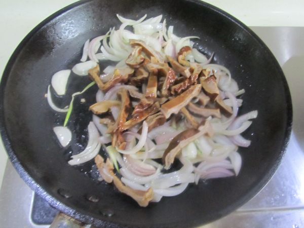 洋葱青椒爆猪肚