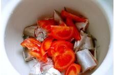 怎么制作一道美味的西红柿秋刀鱼汤 ？