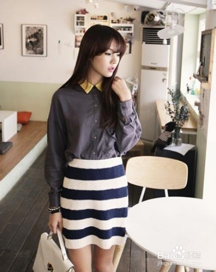 衬衫+短裙露美腿 时尚伪装高挑身材