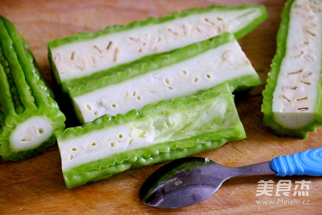 苦瓜摊鸡蛋的做法