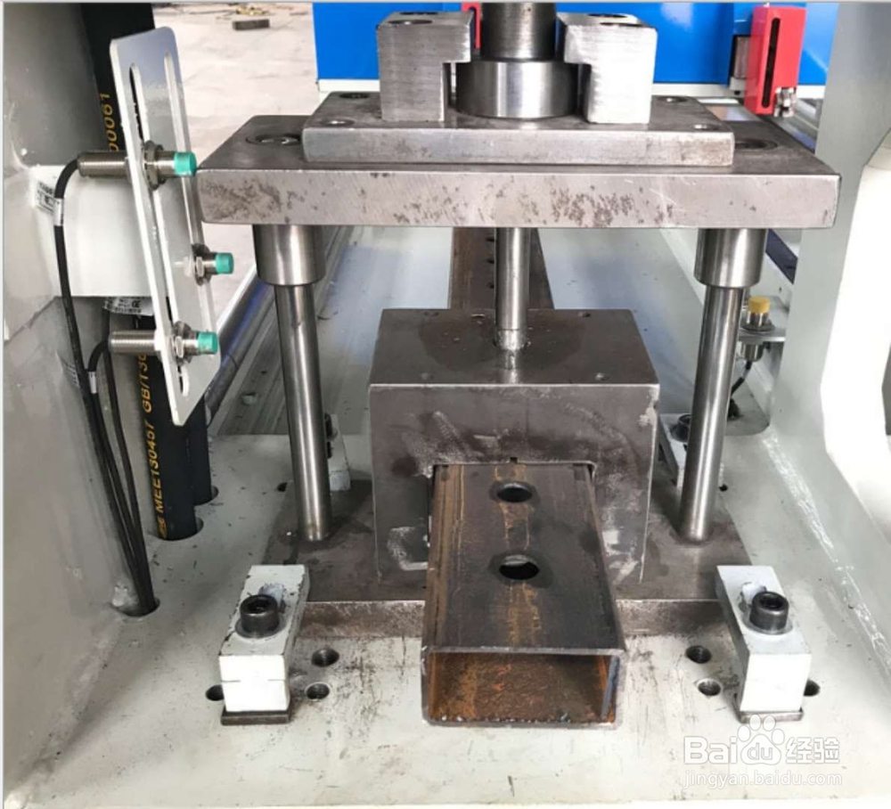 如何组装钢管自动冲孔机的模具？