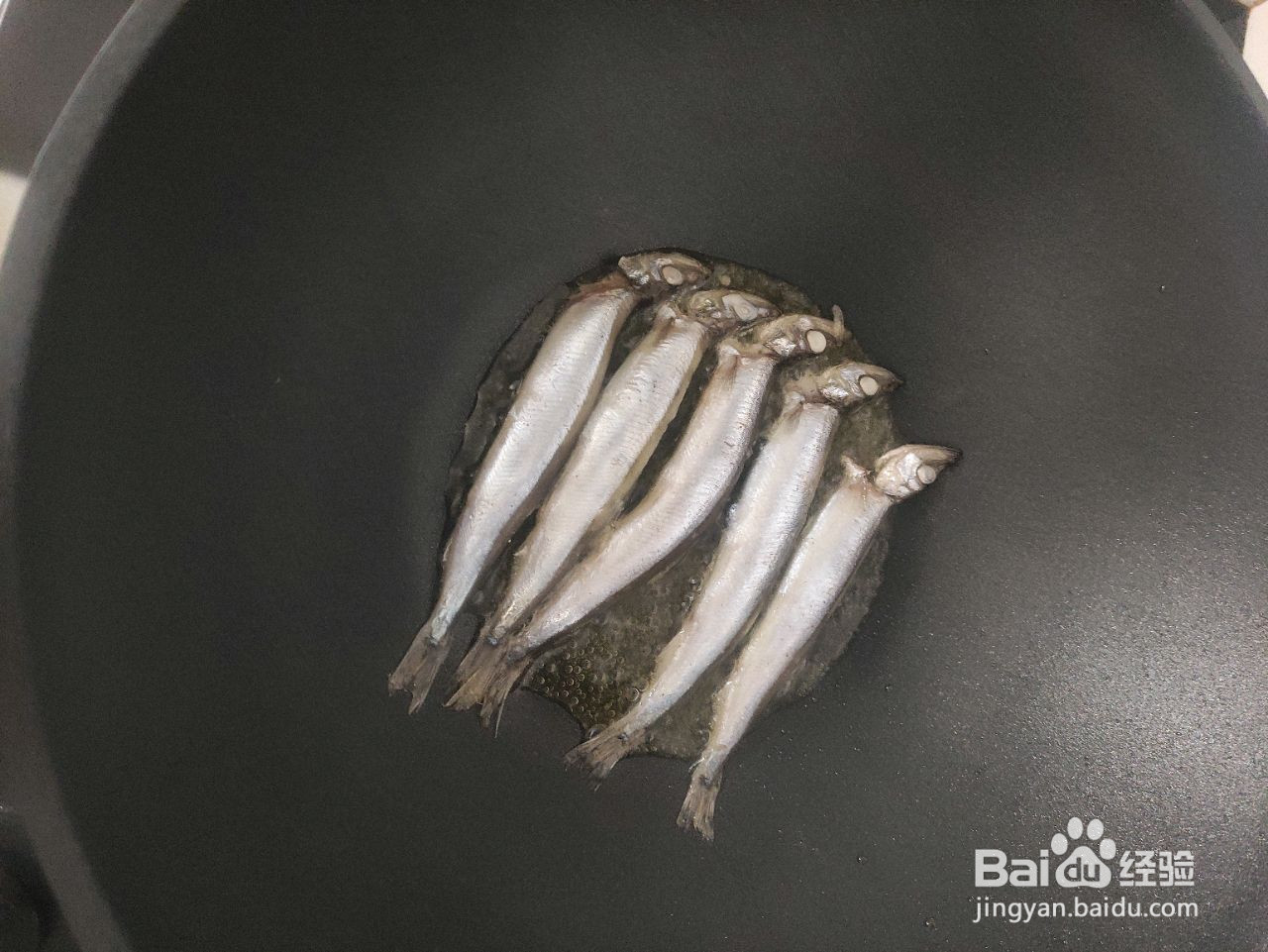 香煎多春鱼的做法