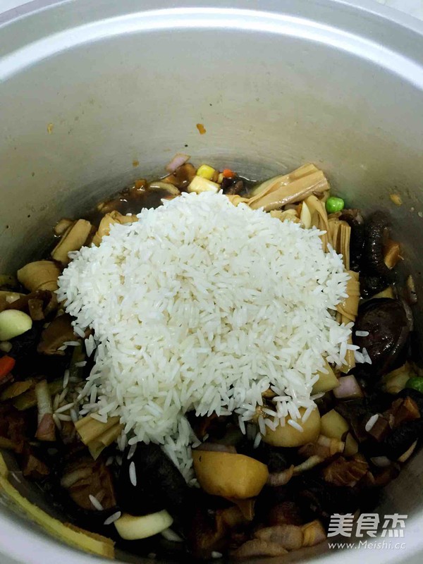 香菇土豆腊肠煲饭