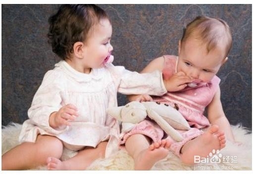 当宝宝和小朋友在一起玩的时候应该注意什么？