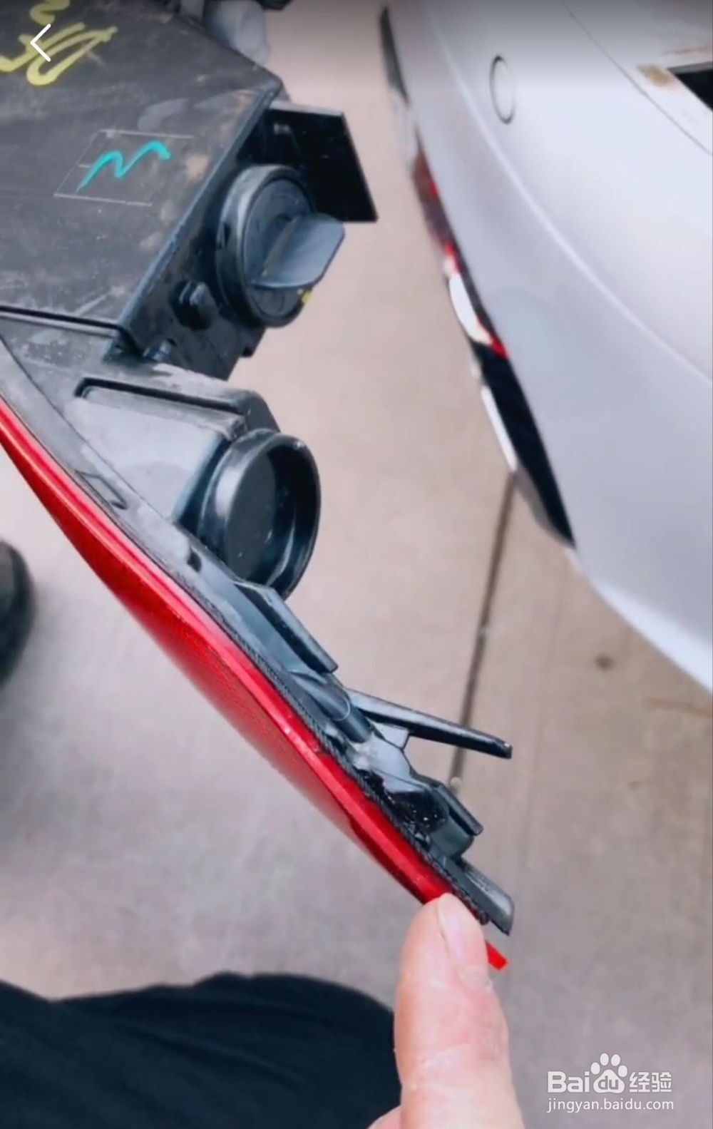 新款奥迪Q5后杠杠灯怎么拆卸