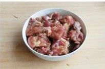 何让夏季肉菜，开胃解腻的吃法——酸豇豆蒸排骨