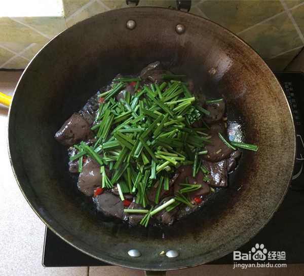韭菜炒鸭血的做法