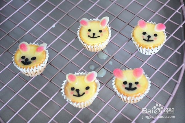 松软蓬松可妮兔纸杯蛋糕