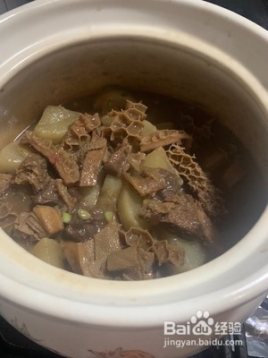 萝卜牛杂煲的做法
