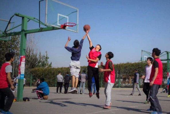 打篮球场面描写的句子