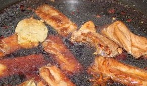 小土豆烧排骨的做法