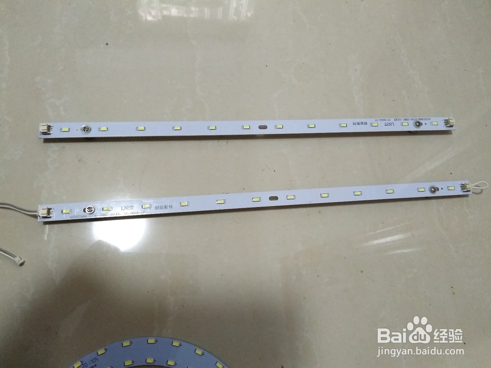 led灯板标准插头如何拔出