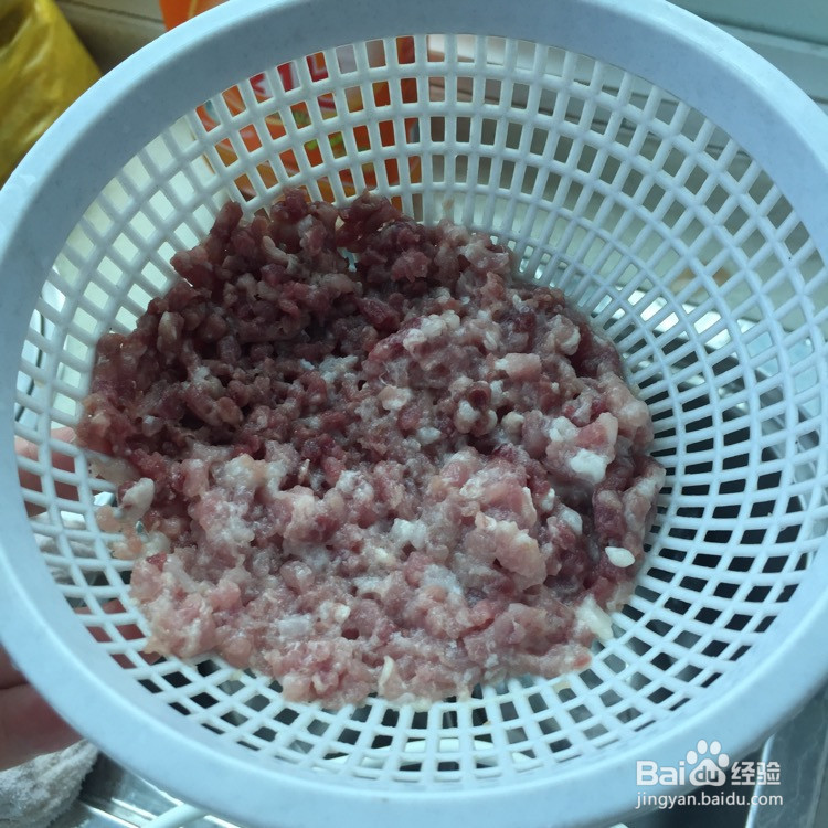 如何做皮蛋瘦肉粥。