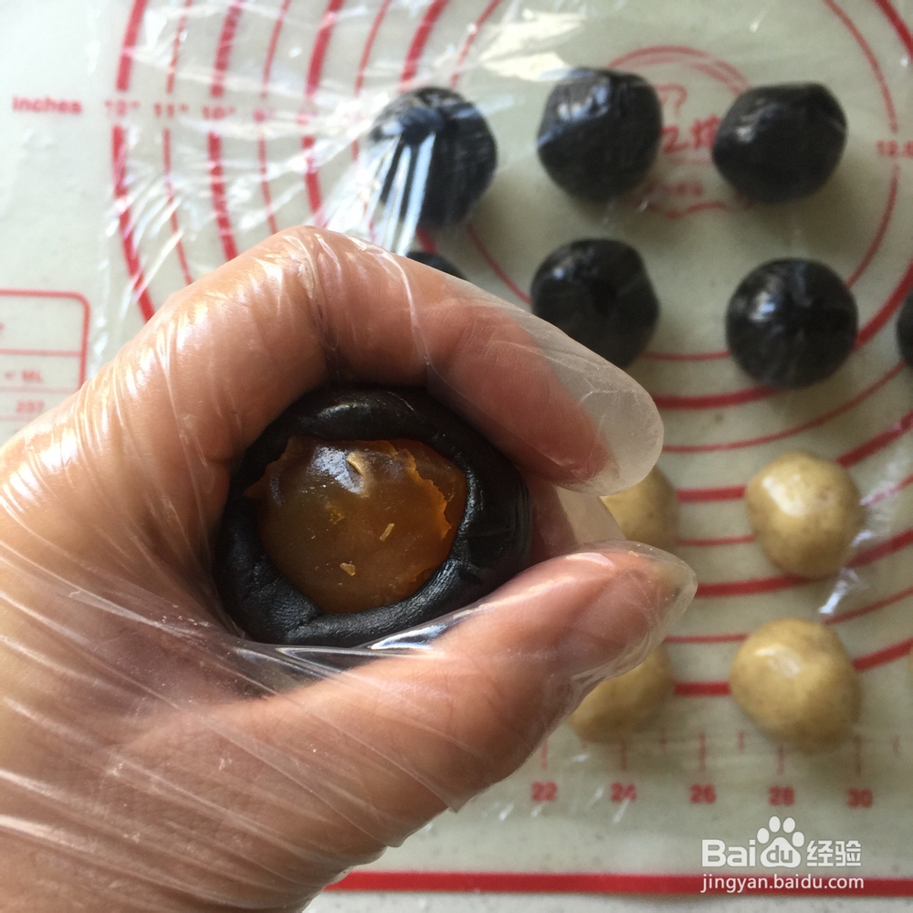 香浓的黑麦黑芝麻蛋黄月饼