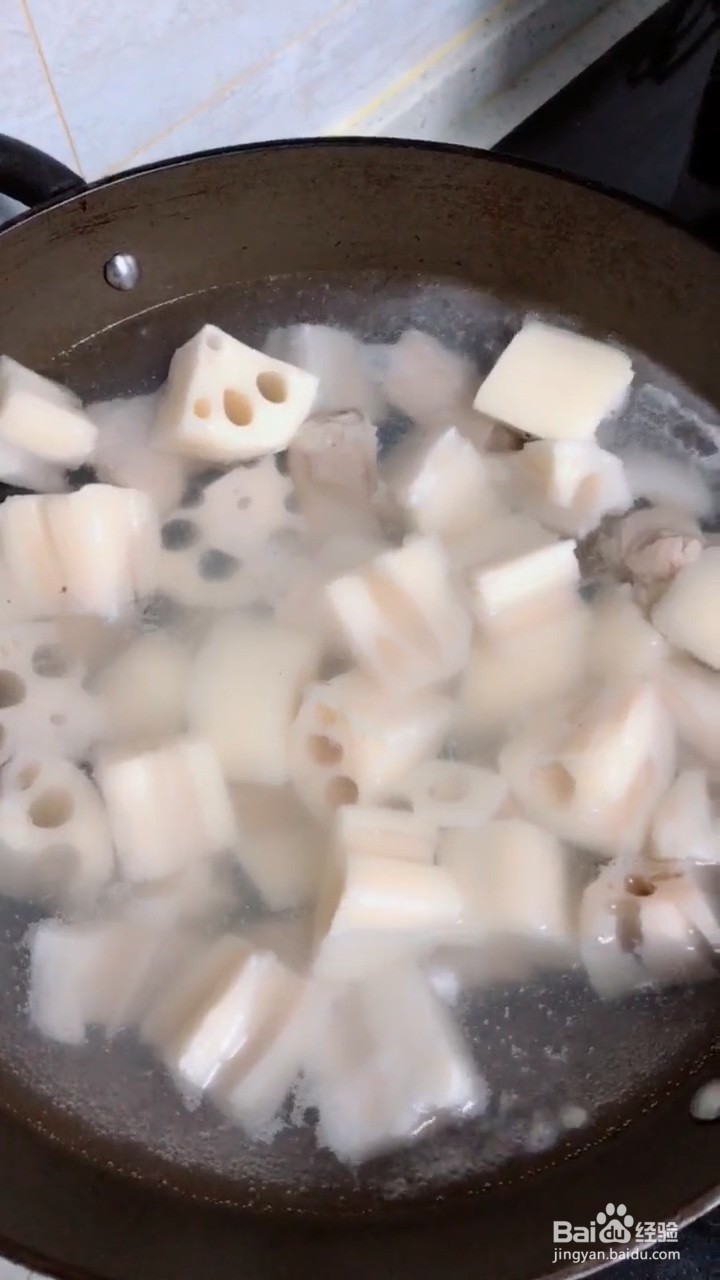 如何自制简单好喝的莲藕排骨汤