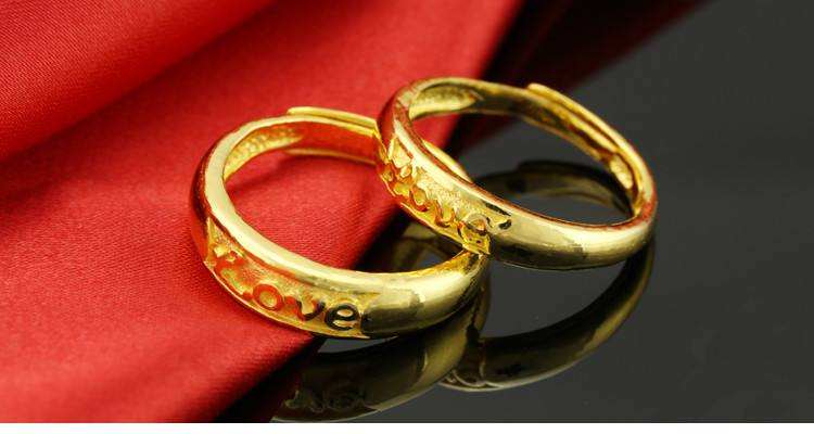 婚礼当天交换戒指仪式，戒指是戴在左手还是右手