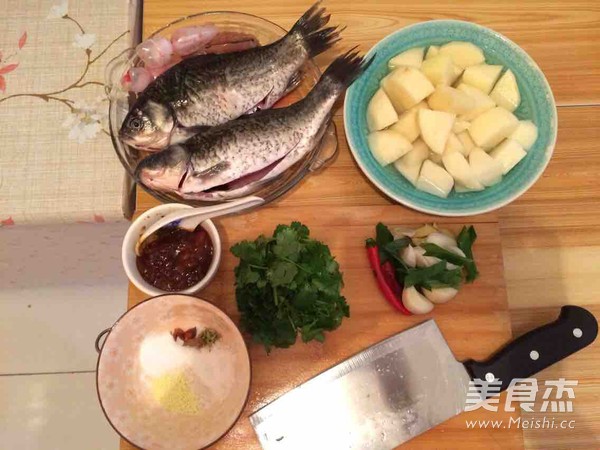 鲫鱼炖土豆的做法
