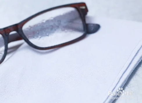 如何修复眼镜上的划痕