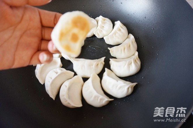 冰花生煎饺的做法