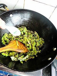 橄榄肉末煸苦瓜的做法