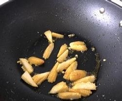 玉米笋香菇烩猴头菇的做法