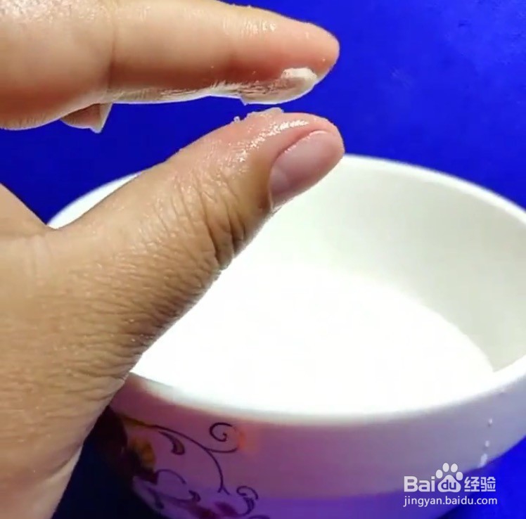 胶水粘在手上怎么清理？