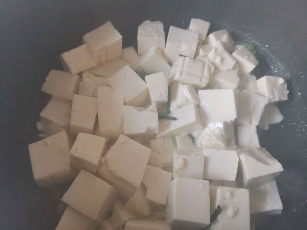鸡汁金针菇豆腐煲